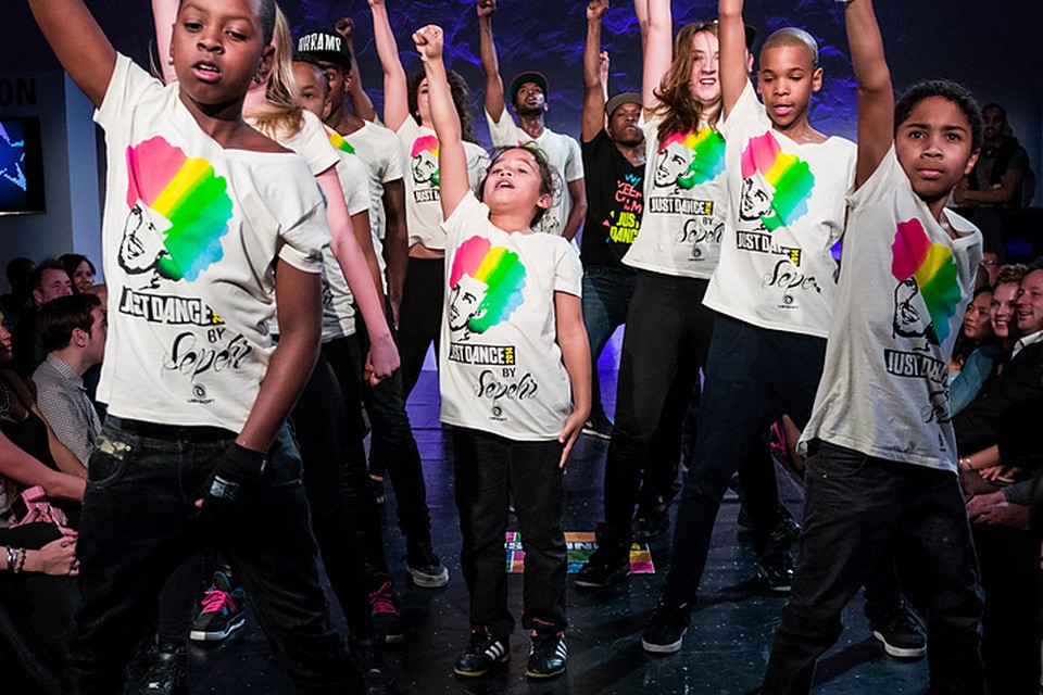 Dansers van Shaker tijdens lancering 'Just Dance 2014'. Foto R. van Herwaarden