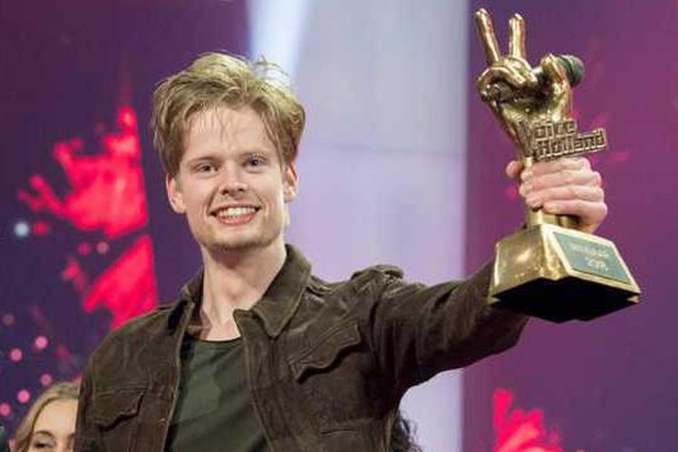 Winnaar Jim van der Zee bij de finale van het RTL 4-programma The Voice of Holland.